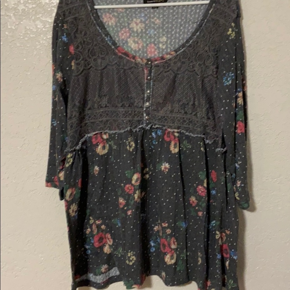2X gray and flowered empire waist shirt